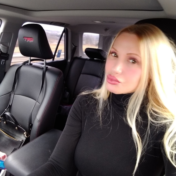 Meet your Posher, Carolyn - Picture 2 of 16